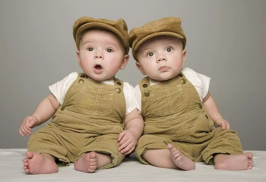 Matching Hat Newborn Photography Ideas